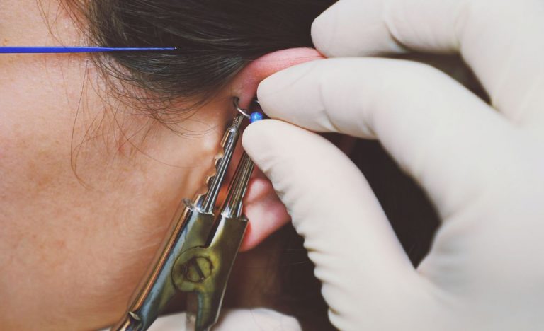 Quels risques encoure-t-on avec un piercing de l’oreille ?
